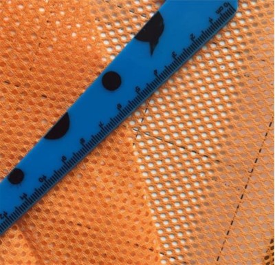 PH-YN  反光硬網布  成份：100%滌綸   3空1圓孔網布 側面照